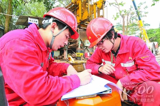 开工前，常久洲(左)和宋荣健要多次往返于始发、接收现场，找到测量网布控的关键路径。宋洋 摄