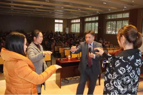 湖南省音乐家协会合唱专业委员会副会长、湖南大学大学生合唱团常任指挥唐德给学员做合唱指挥培训