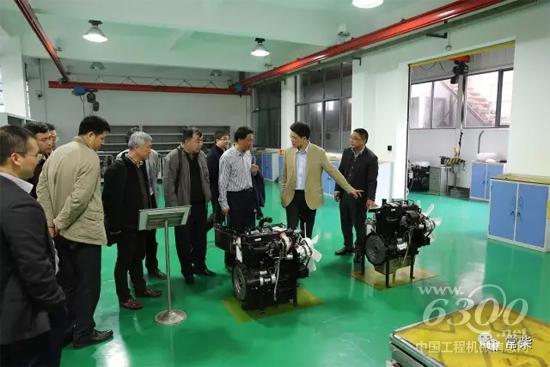 副董事长何建光（右二）、副总徐毅（右一）陪同检查组专家考察技术中心实验室