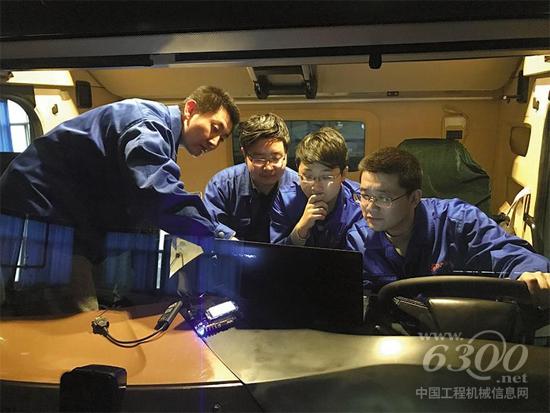 吴涛（左一）和他的团队 