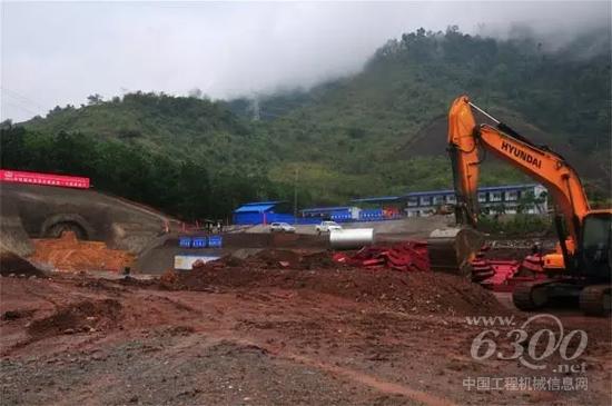 图为老挝北部孟赛山区拍摄的中国中铁国际集团中老铁路隧道施工现场，现代挖掘机正在施工作业