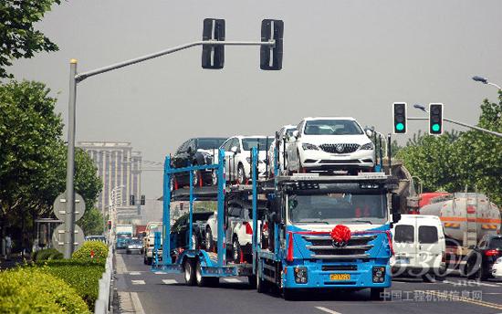 上汽红岩中置轴轿运车批量上路运营