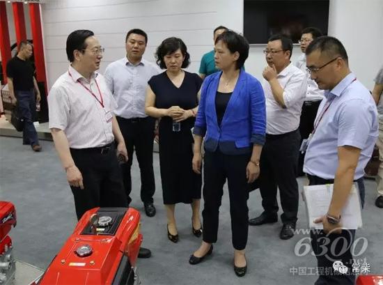 钟楼区区长董彩凤(前右二)一行参观公司产品陈列室