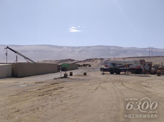 秘鲁沙漠中施工的中联重科设备