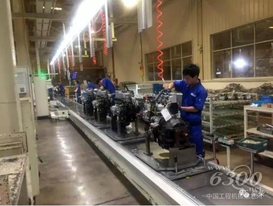 多缸机厂总装二线正在生产国五柴油机