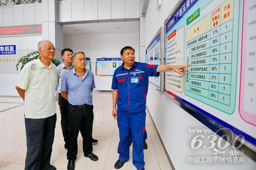 中国工程院院士、西安交通大学教授卢秉恒（右二）参观玉柴工厂