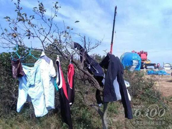 小欧常年出差，有时候衣服在宾馆洗了没法干，他就拿到工地去晒