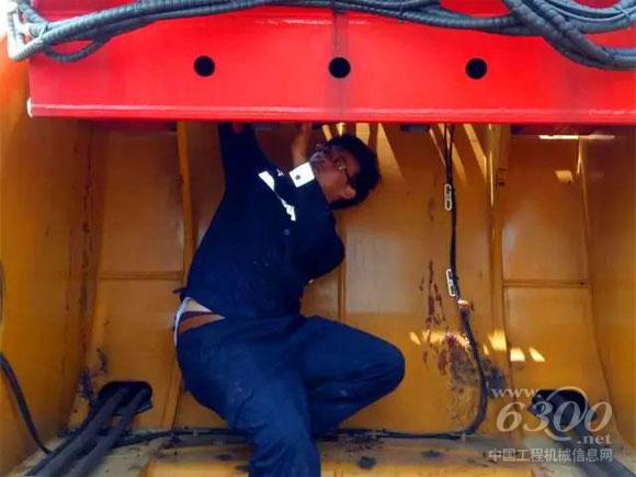 小欧经常一身泥、一身汗，工作服一年都要磨损很多套