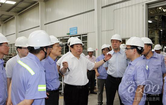 谭旭光董事长率队视察潍柴（重庆）汽车公司