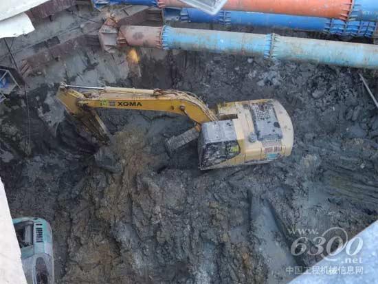 厦工挖掘机在厦门地铁二号线项目工地施工作业