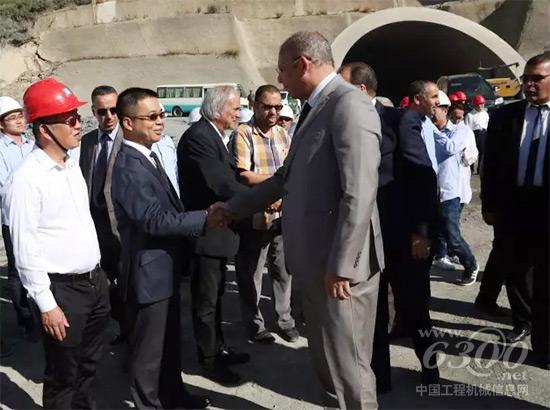 阿尔及利亚公共工程及交通部部长阿卜杜勒卡尼·扎兰（Abdelghani Zaalane）和中建阿尔及利亚公司总经理周圣握手