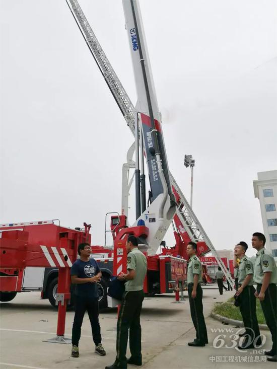 徐工技术人员为武警学院官兵讲解V5系列消防车
