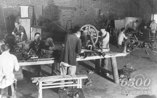 1943年，建厂初期，华兴铁工厂为地方部队维修枪支
