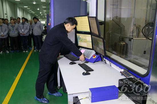 华菱“芯”动力 汉马动力CM6D18型10升420马力国六柴油发动机点火成功