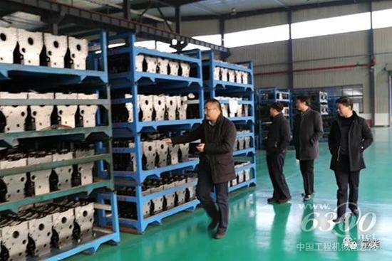 检查组领导专家一行在公司总经理助理孙建中（左一）的陪同下参观公司机加工厂