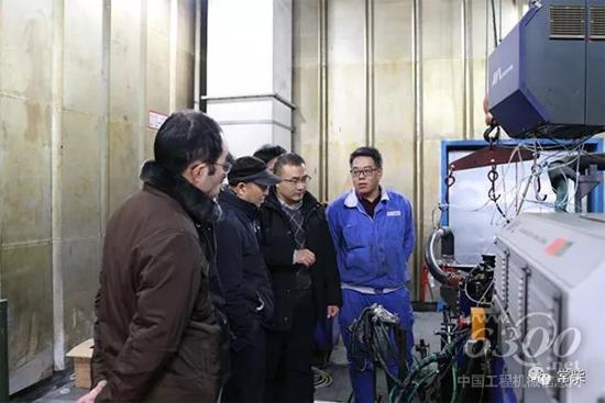 检查组领导专家一行在公司总经理助理孙建中（右二）的陪同下参观公司技术中心排放性能实验室