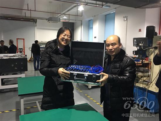 研究院副院长智丙辉为海伦哲研发的车载控制器试验箱