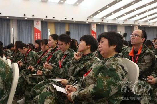 学员们认真听课，学习营销服务知识