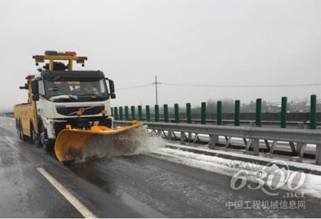 英达雪铲独特设计：减少前进阻力同时保持视野清晰，高效安全