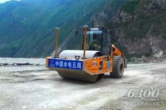 三一压路机