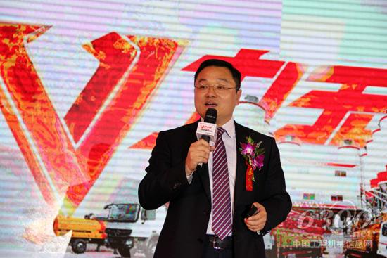江苏三翼工程机械有限公司董事长邓富义做政策宣讲
