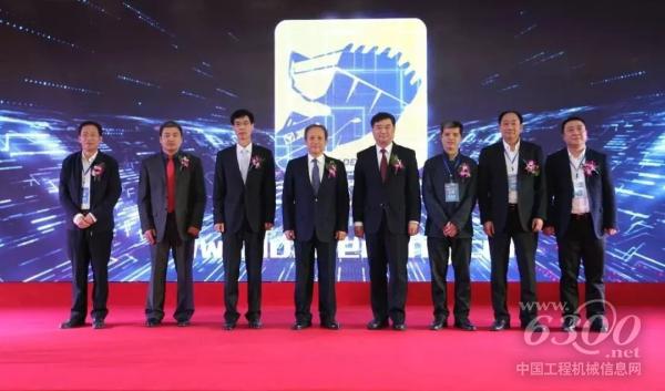 王书记、苏副会长、王总和客户、经销商、供应商8名代表，共同启动徐工铲运“装载之王”