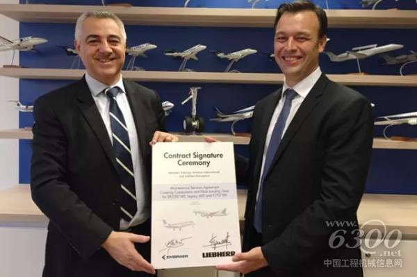 巴西航空工业荷兰公司合同管理经理Eduardo Marchese Ribeiro先生与利勃海尔-宇航与运输有限公司客户服务部门销售与市场部负责人Thierry Gourmanel先生（左）在合同签字仪式上。