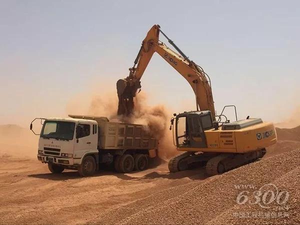 徐工挖掘机在沙漠中施工