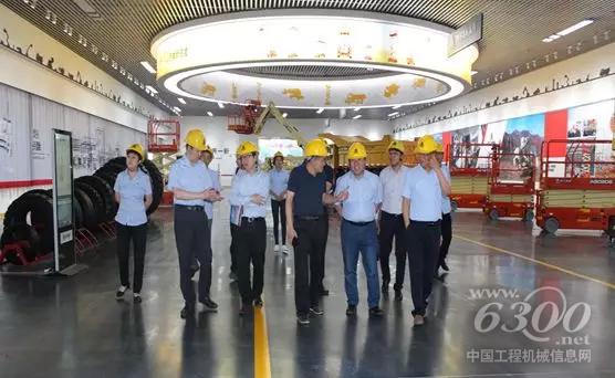 于总陪同山大领导一行参观山东省建筑与<a href=http://news.d1cm.com/product target=_blank>矿山机械</a>创新中心