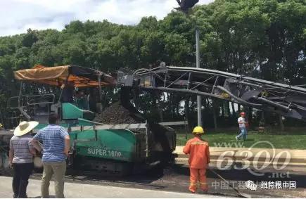 就地冷再生处理后的混合料输送到跟随施工的摊铺机