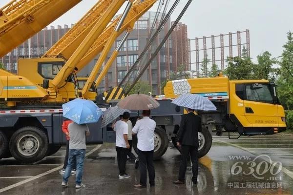 雨水抵挡不住客户朋友对徐工起重机的激情