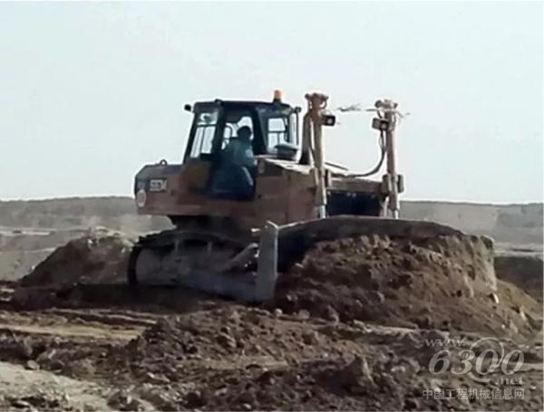 山工推土机正在沙漠里紧张施工中