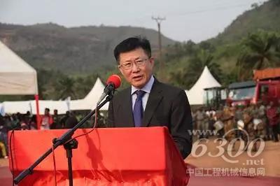 中国驻几内亚大使卞建强在启动仪式上发言