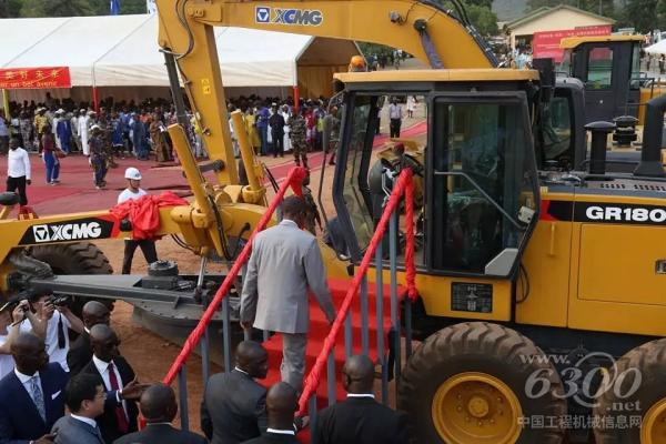 几内亚总统阿尔法·孔戴正在登上徐工道路机械