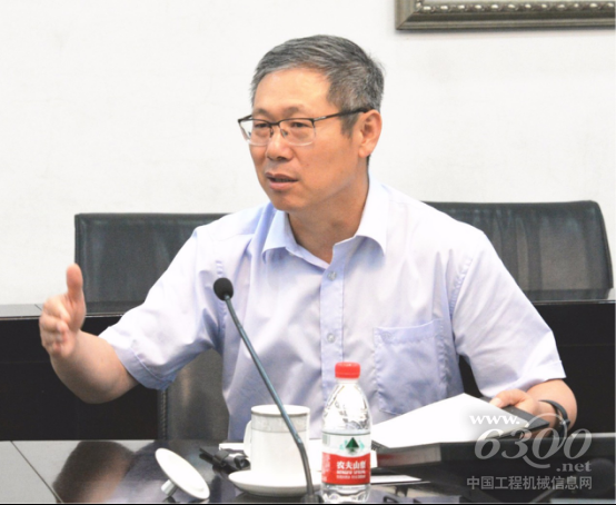 一汽集团总经理助理，解放事业本部本部长、党委书记，解放公司董事长、党委书记胡汉杰