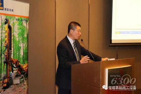 图为张旭宏先生在交流会上介绍宝峨中国售后服务。