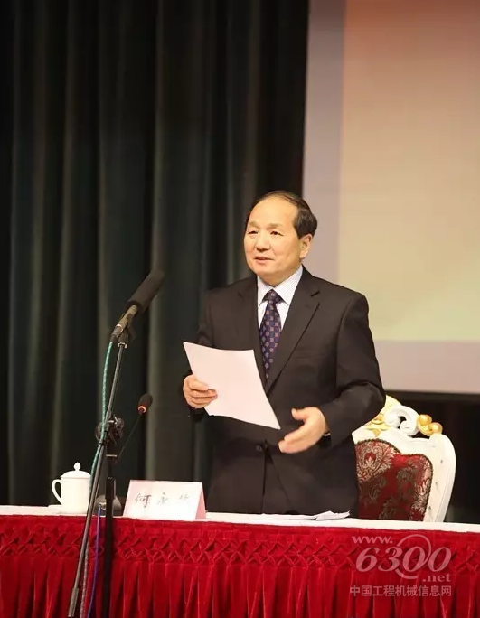 方圆集团董事局副主席何永荣主持会议