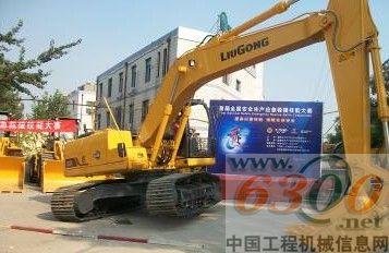 挖掘机跨障碍
