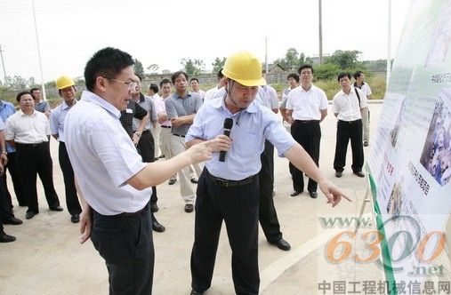 李天生（前右）为刘斌（前左）介绍玉柴节能减排项目情况