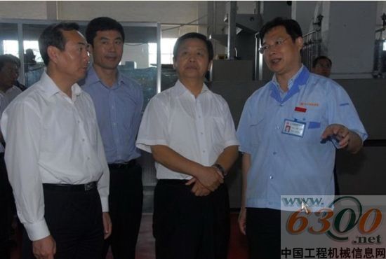 黑龙江代省长王宪魁到齐二机床参观视察