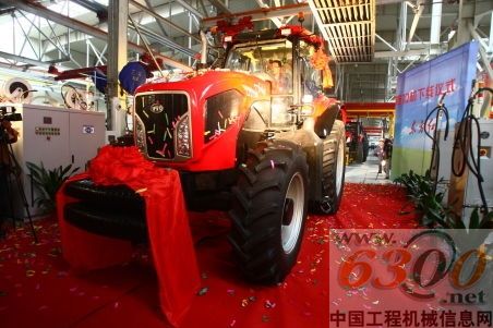 中国首台动力换挡重型拖拉机在中国一拖下线