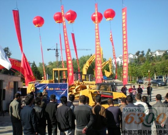 在庆典上的柳工小型机产品演示现场