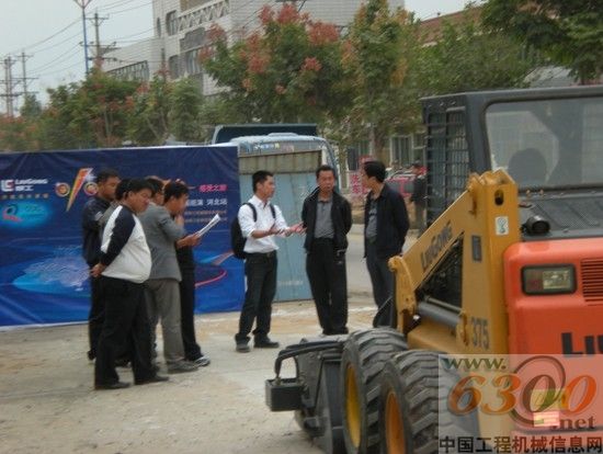 柳工滑移装载机正在清扫路面