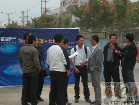 陈凡专员正在跟客户亲切交流