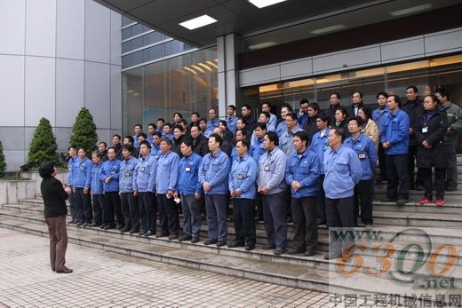 梁萍代表晏平和公司经营班子祝愿广大技师在新的一年再创佳绩