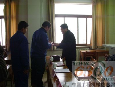 宋部长向学员颁发毕业证