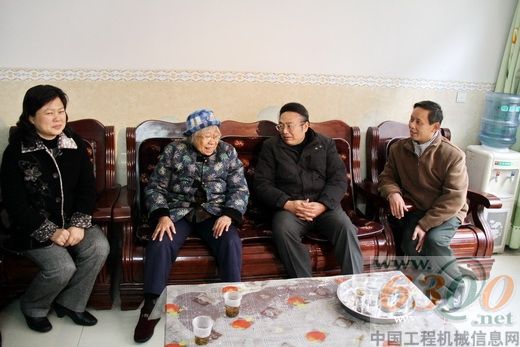 韦干(右二)等玉柴领导到到侨胞家中慰问