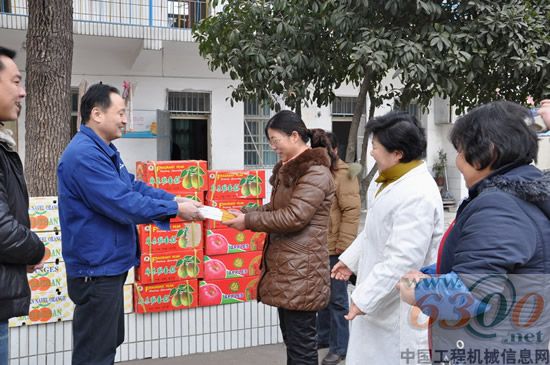 董金山慰问方圆支承慈善阳光村、慈湖乡敬老院