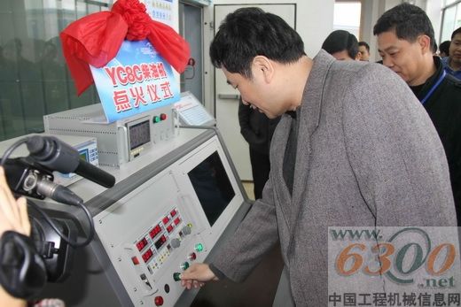 晏平为YC8C柴油发动机点火