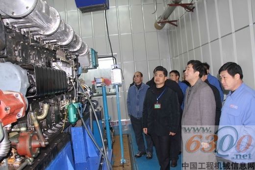 YC8C柴油机(左)